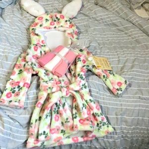 Infant bathrobe 0-9 months with 3 wash clothes brand new with tags.
